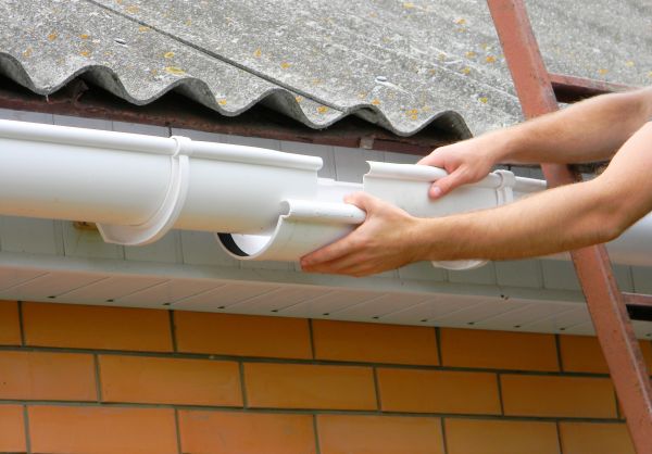 Gutter Hanging in Galveston
